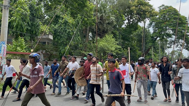 দেশীয় অস্ত্রশস্ত্র নিয়ে পুলিশের সামনেই মহড়া দেয় ছাত্রলীগ ও যুবলীগের কর্মীরা।  বৃহস্পতিবার বেলা সাড়ে ১১টার দিকে পুলিশ সুপারের বাসভবনের সামনে